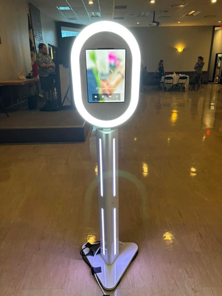 Oval IPad Selfie Pod Photobooth