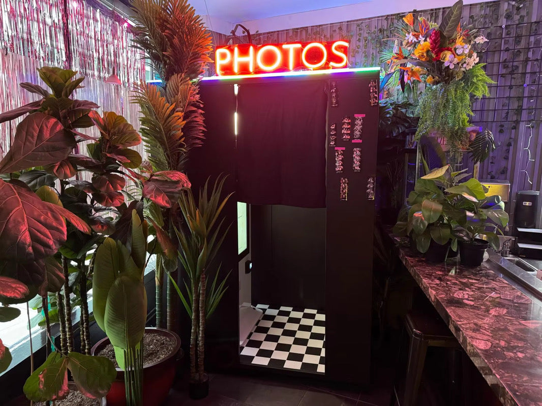 Enclosed Original Photobooth With Payment System Selfie Booth