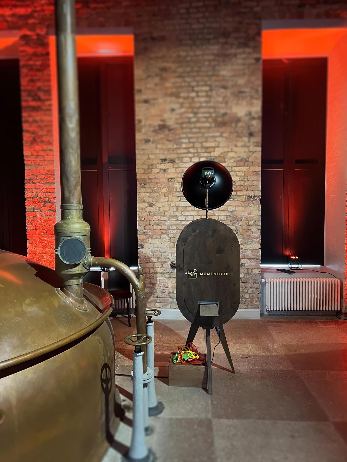 Premium Oval Vintage DSLR Selfie Pod Photobooth With Printer Slot