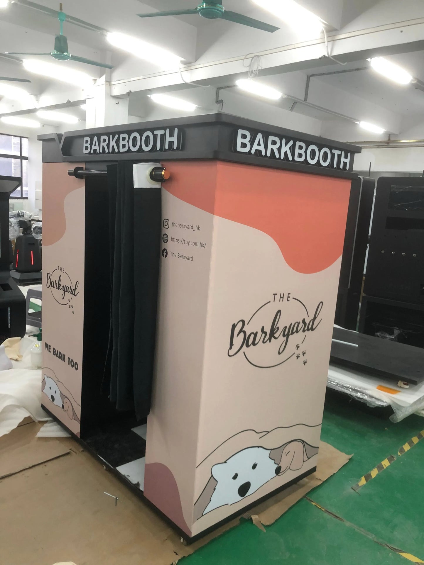 Enclosed Original Photobooth With Payment System Selfie Booth