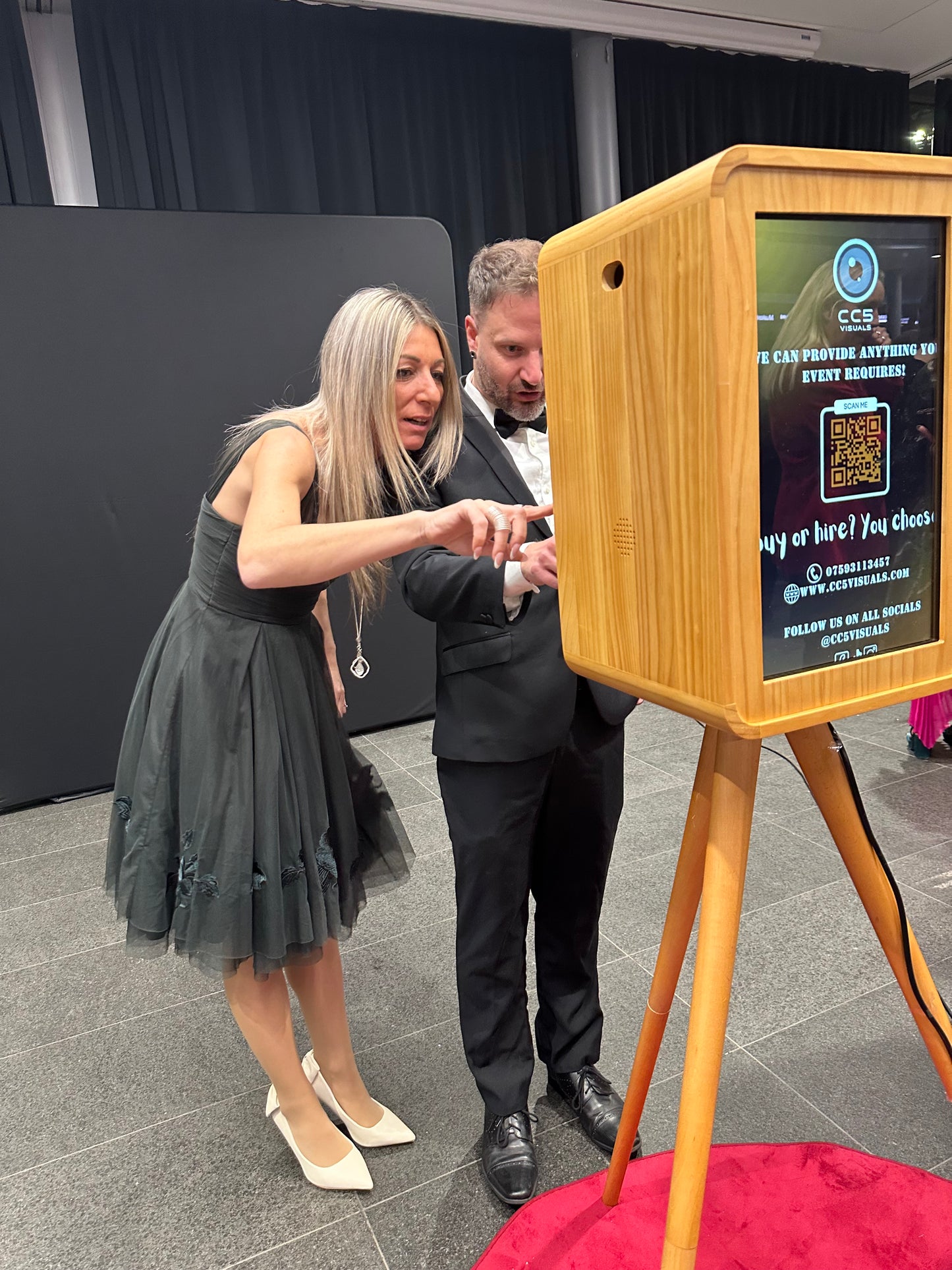 Vintage Windows DSLR & iPad Selfie Pod Photobooth