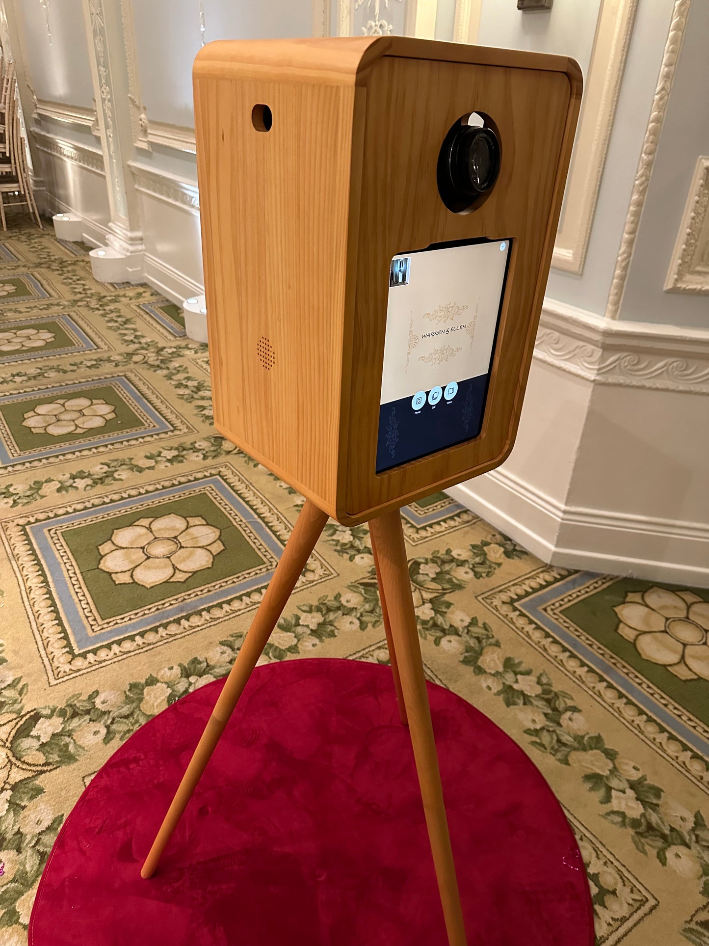 Vintage Windows DSLR & iPad Selfie Pod Photobooth