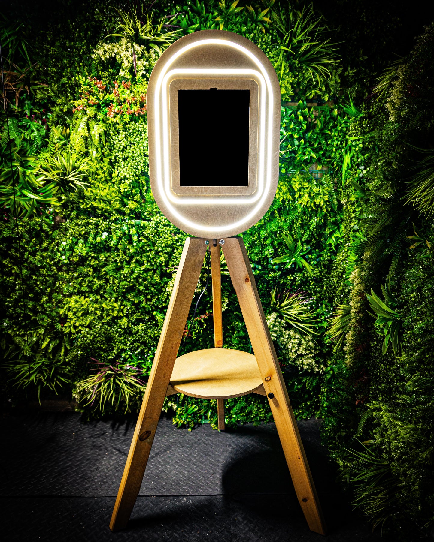 Vintage Oval IPad Selfie Pod Photobooth