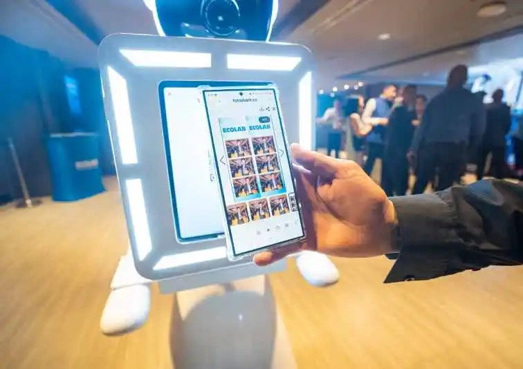 Magnificent Roaming Robot DSLR iPad Photobooth