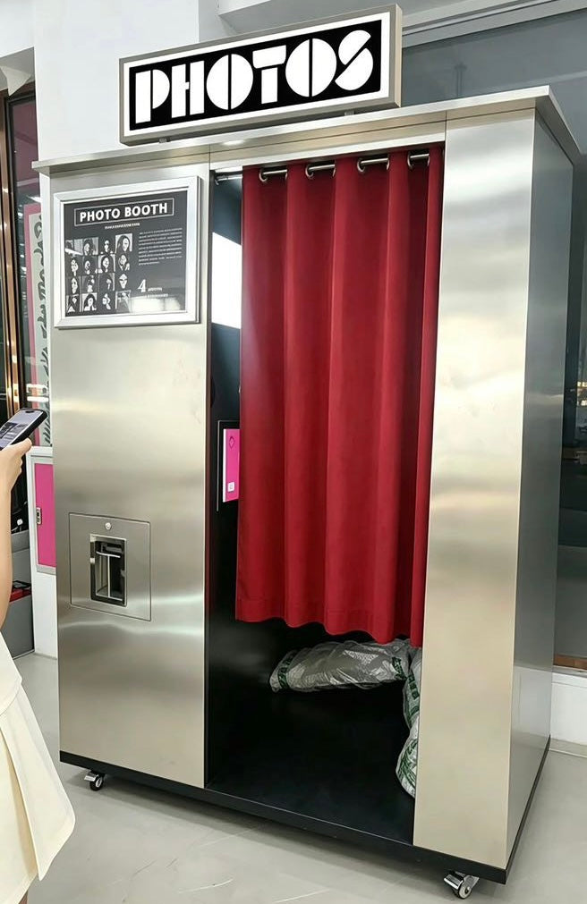 Stainless Steel Enclosed Photo Booth With Contactless Payment Selfie Booth