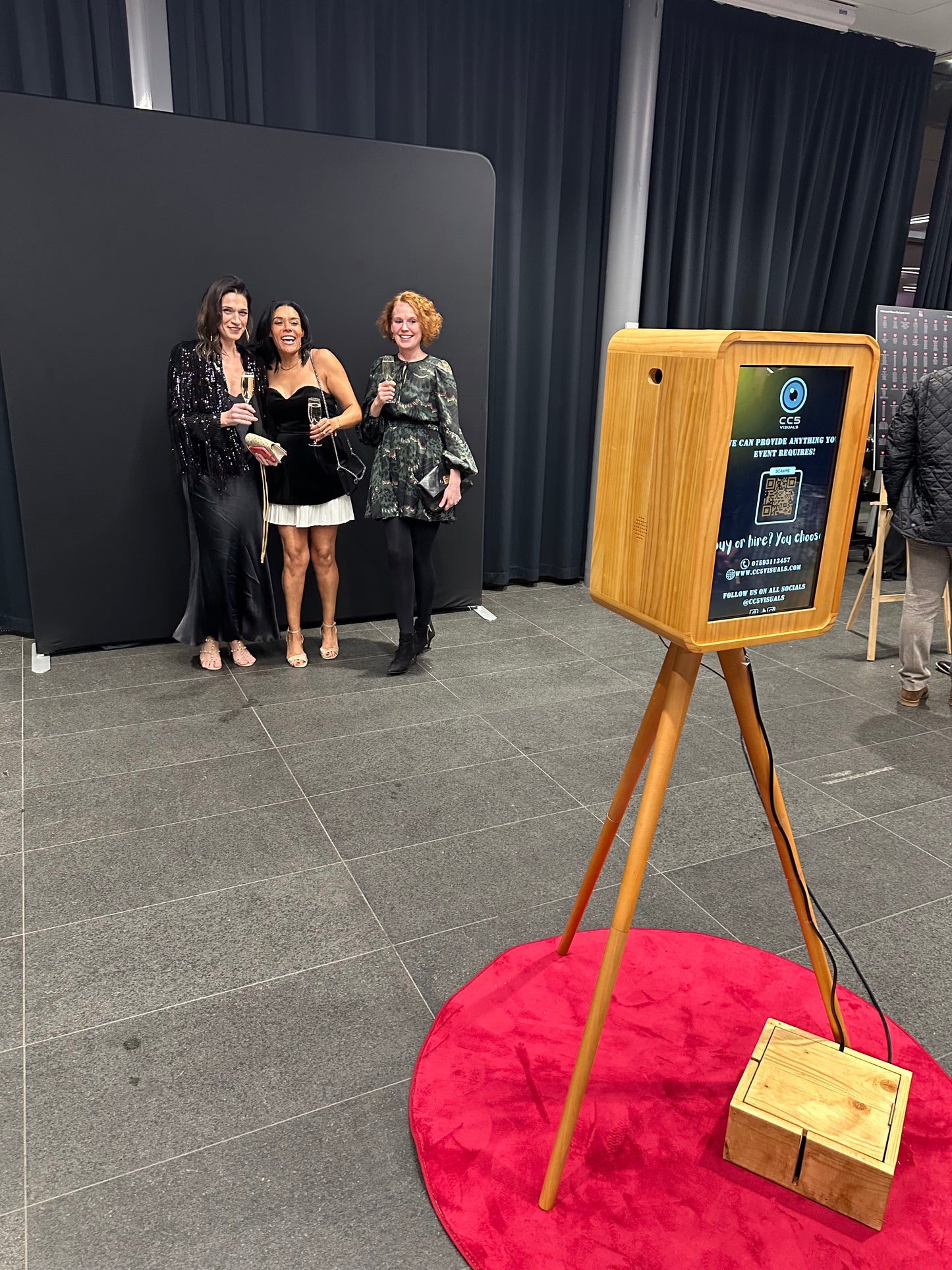 Vintage Windows DSLR & iPad Selfie Pod Photobooth