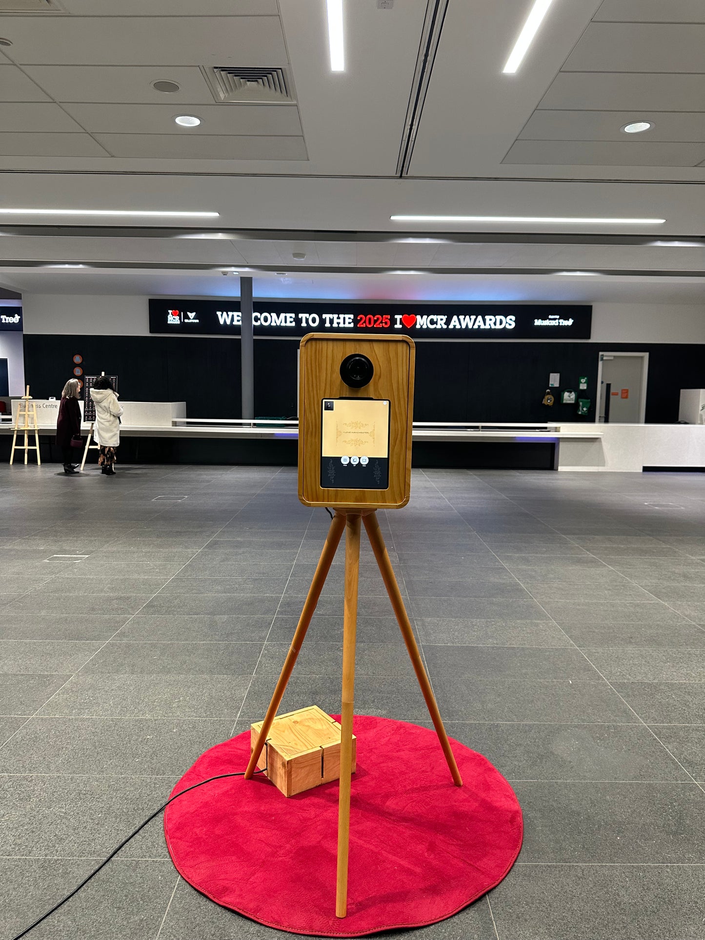 Vintage Windows DSLR & iPad Selfie Pod Photobooth