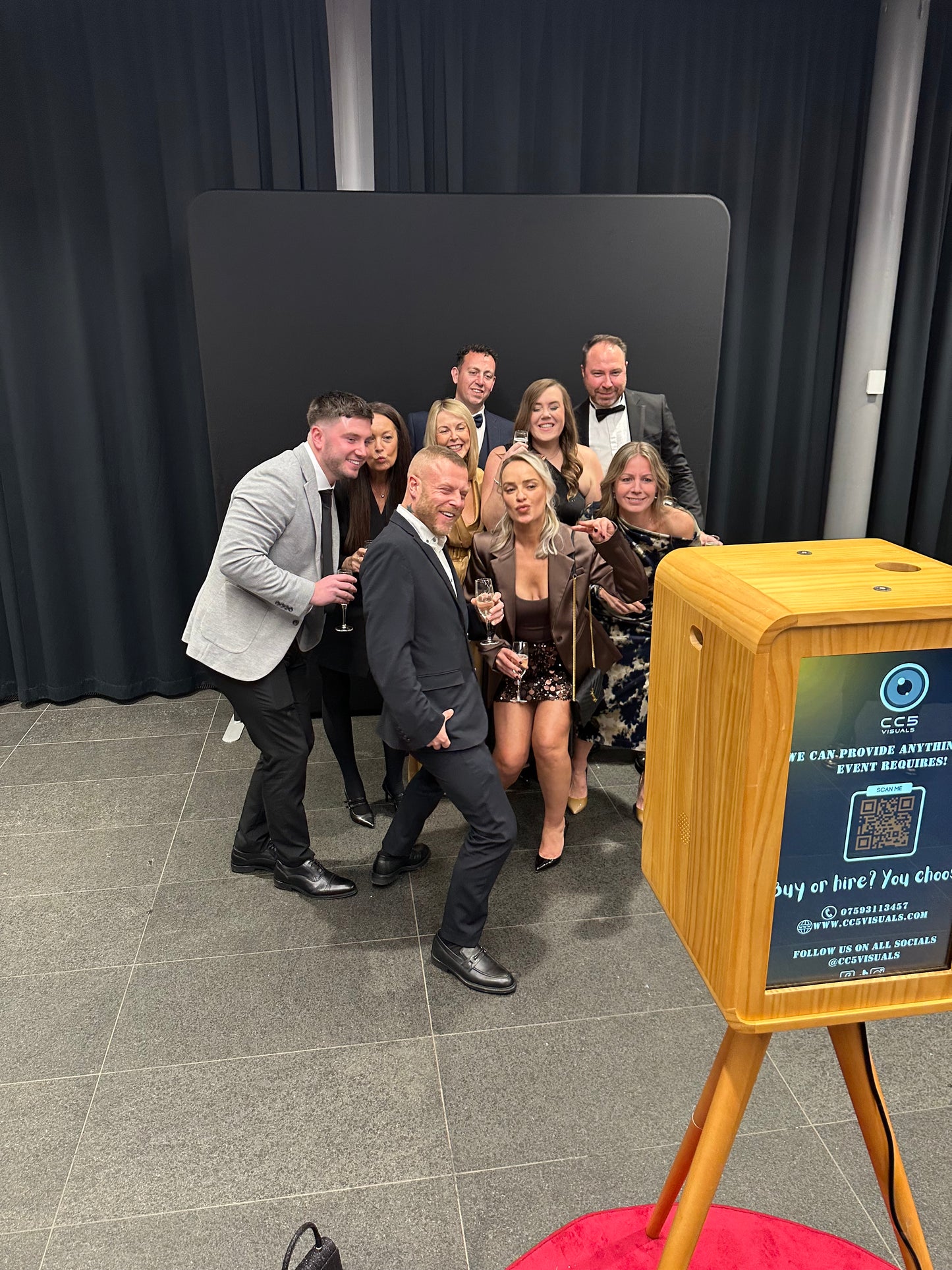 Vintage Windows DSLR & iPad Selfie Pod Photobooth