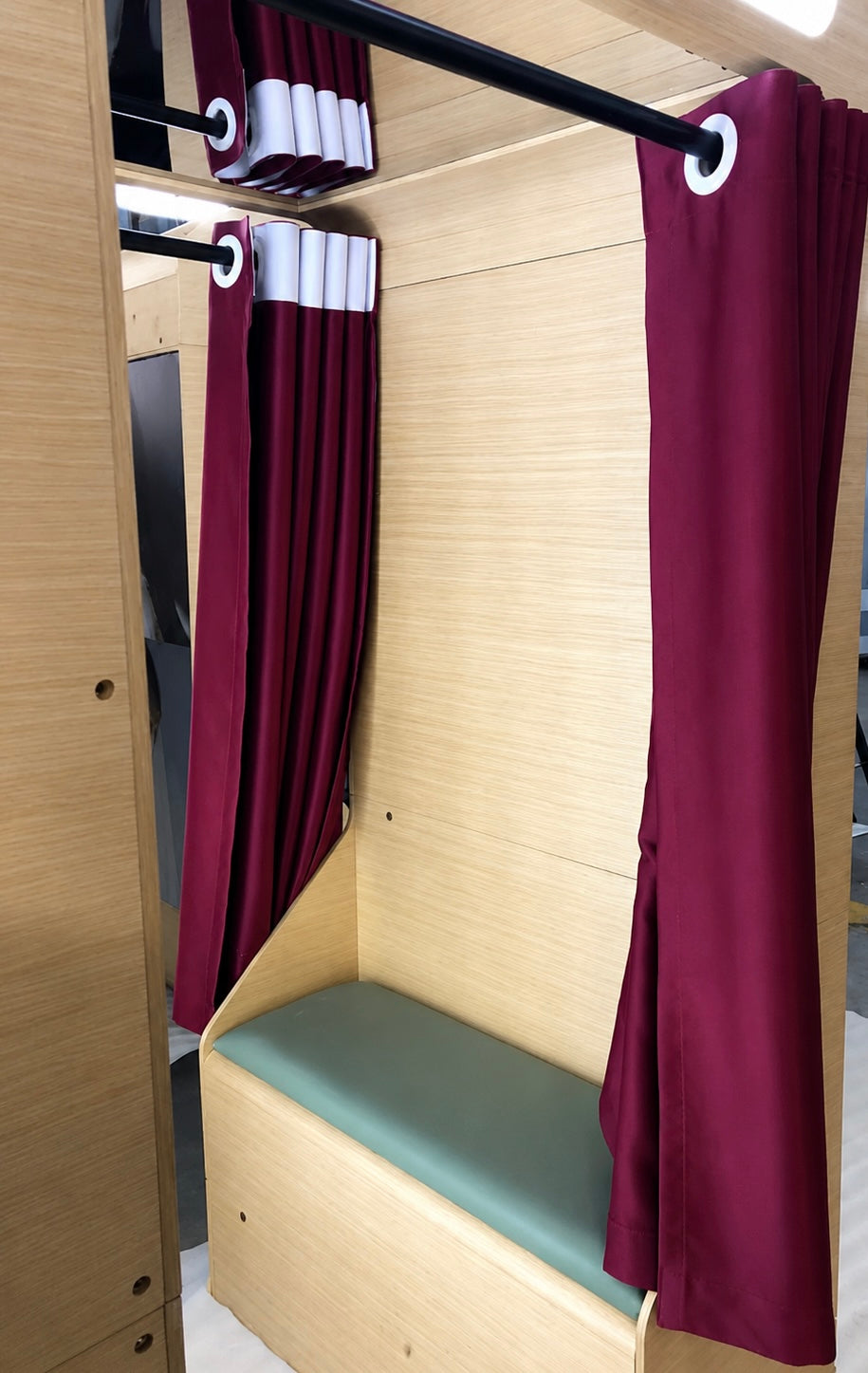 Wooden Vintage Enclosed Photobooth With Payment System Selfie Booth