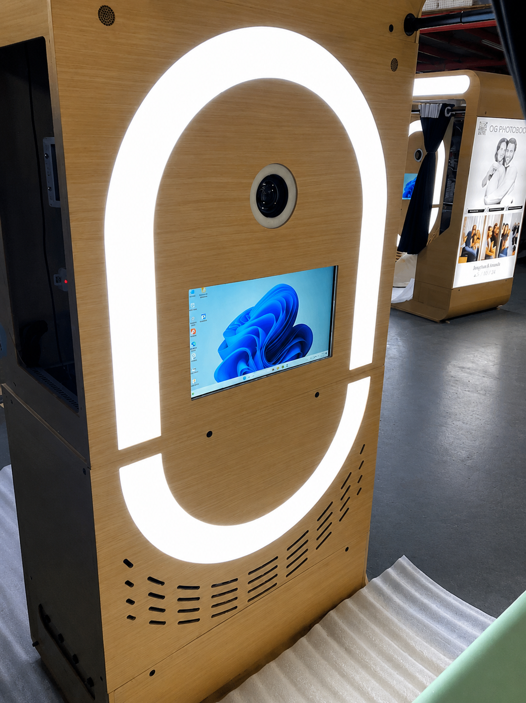 Wooden Vintage Enclosed Photobooth With Payment System Selfie Booth