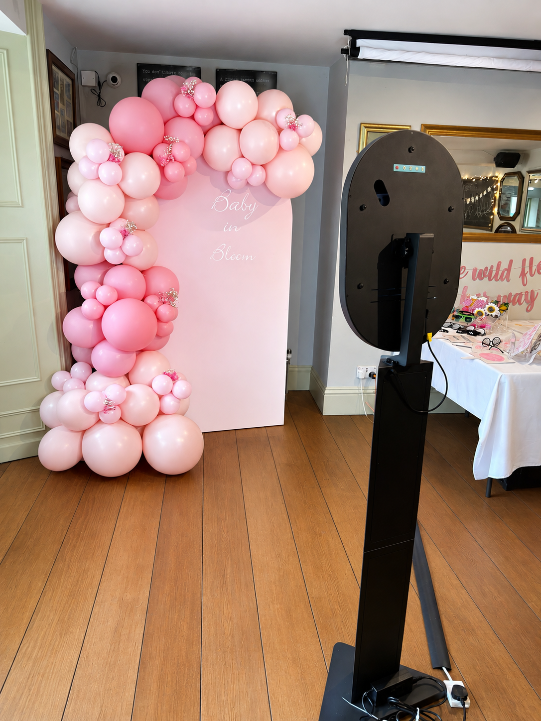 Oval IPad Selfie Pod Photobooth