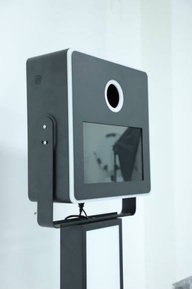 DSLR Selfie Pod Photobooth With LED Screen Base