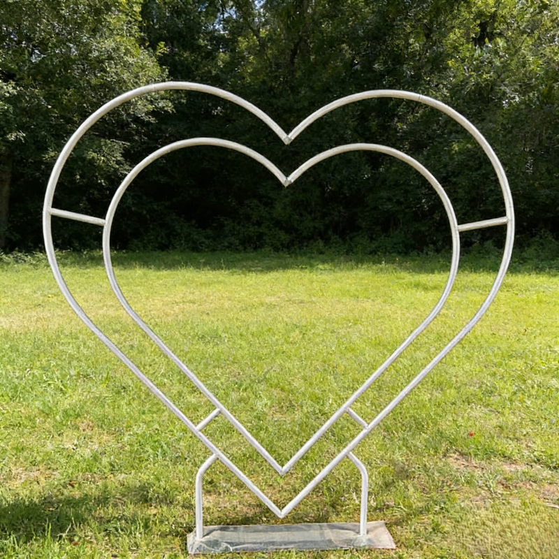 White metal heart-shaped arch stand 